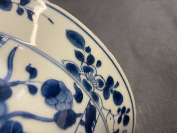 Een paar Chinese blauw-witte kommen met floraal decor, Kangxi